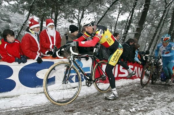 Sven Nys is heckled by Santa.