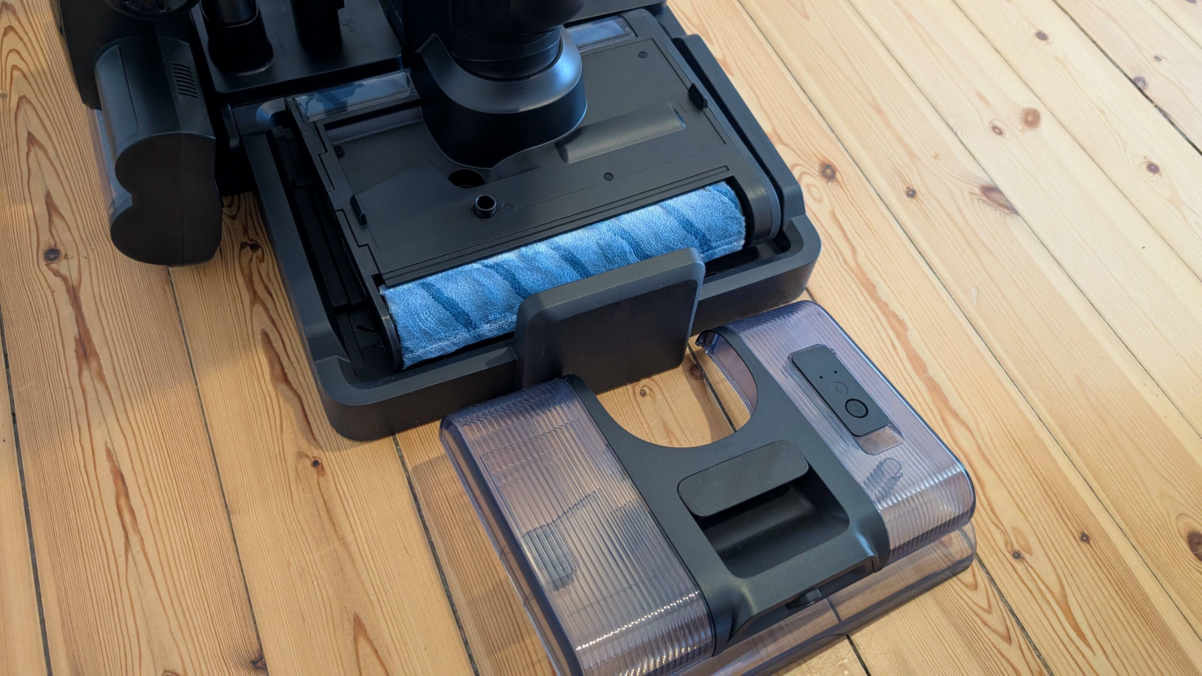 Electrolux 800 Wet&amp;amp;Dry st&amp;aring;r p&amp;aring; et tr&amp;aelig;gulv med rentvandsbeholderen afmonteret.