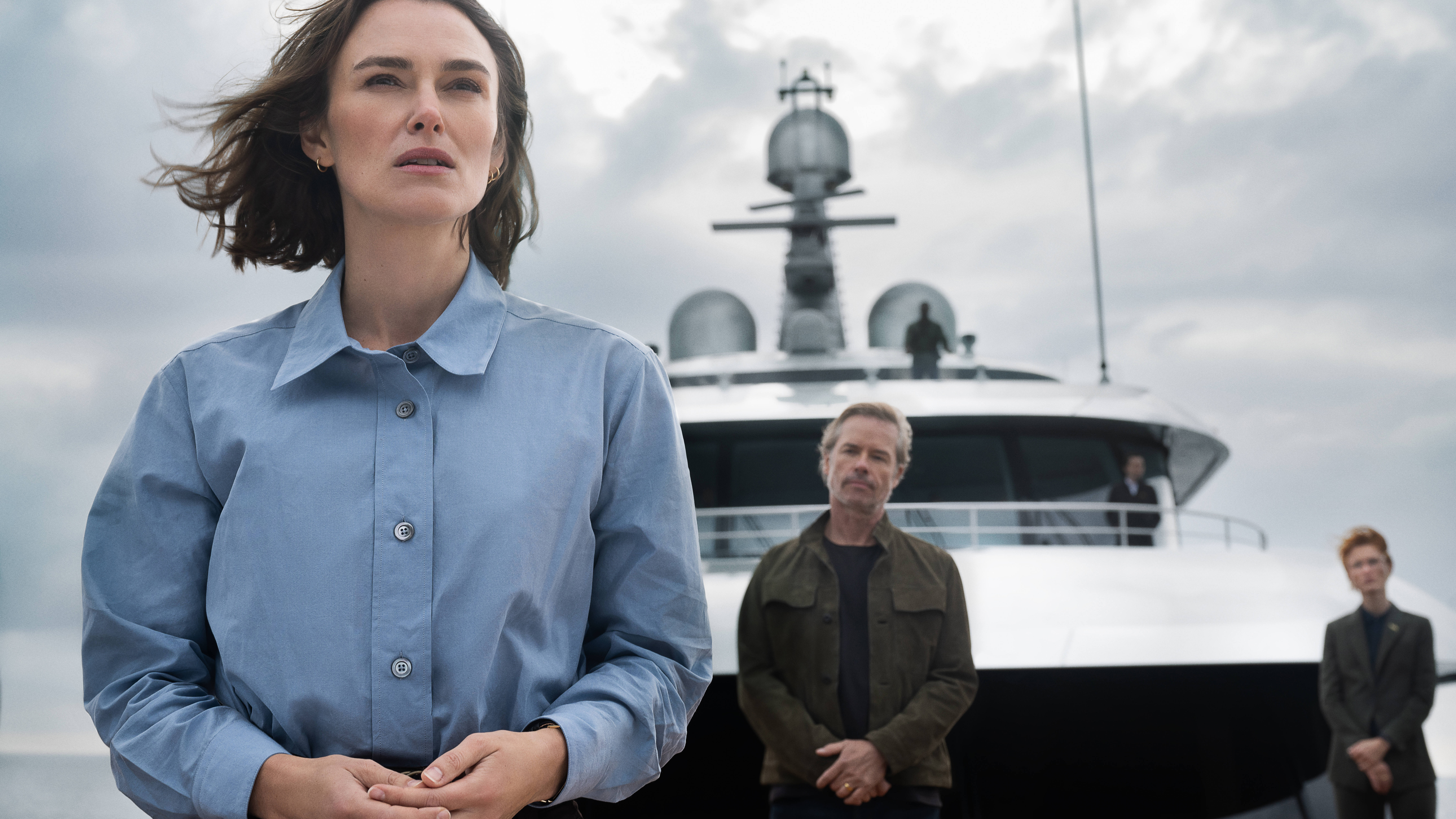 Keira Knightley as Lo and Guy Pearce as Bullmer in The Woman in Cabin 10.