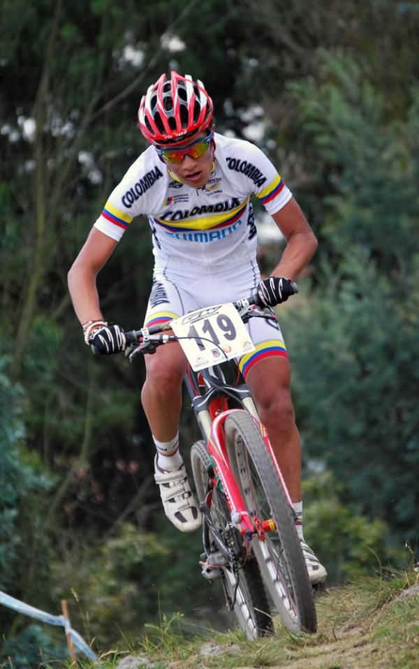 Diyer Rincon (Colombia) races toward second place among the U23 men