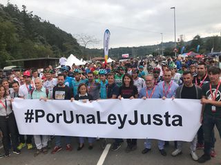 The #PorUnaLeyJusta protest before the start of stage 15