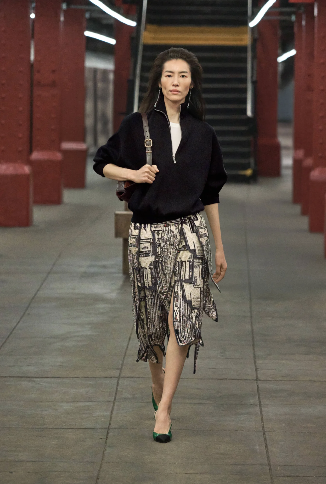 Chanel M&amp;eacute;tiers d'Art 2026 Collection skir tand zip jumper look