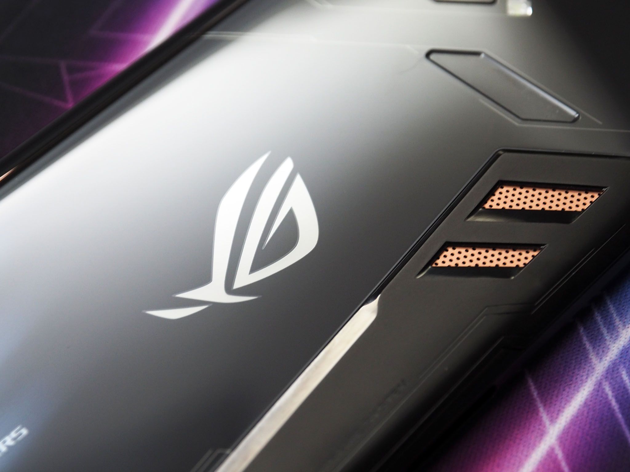 ASUS ROG Phone specs: 90Hz AMOLED display, 512GB storage
