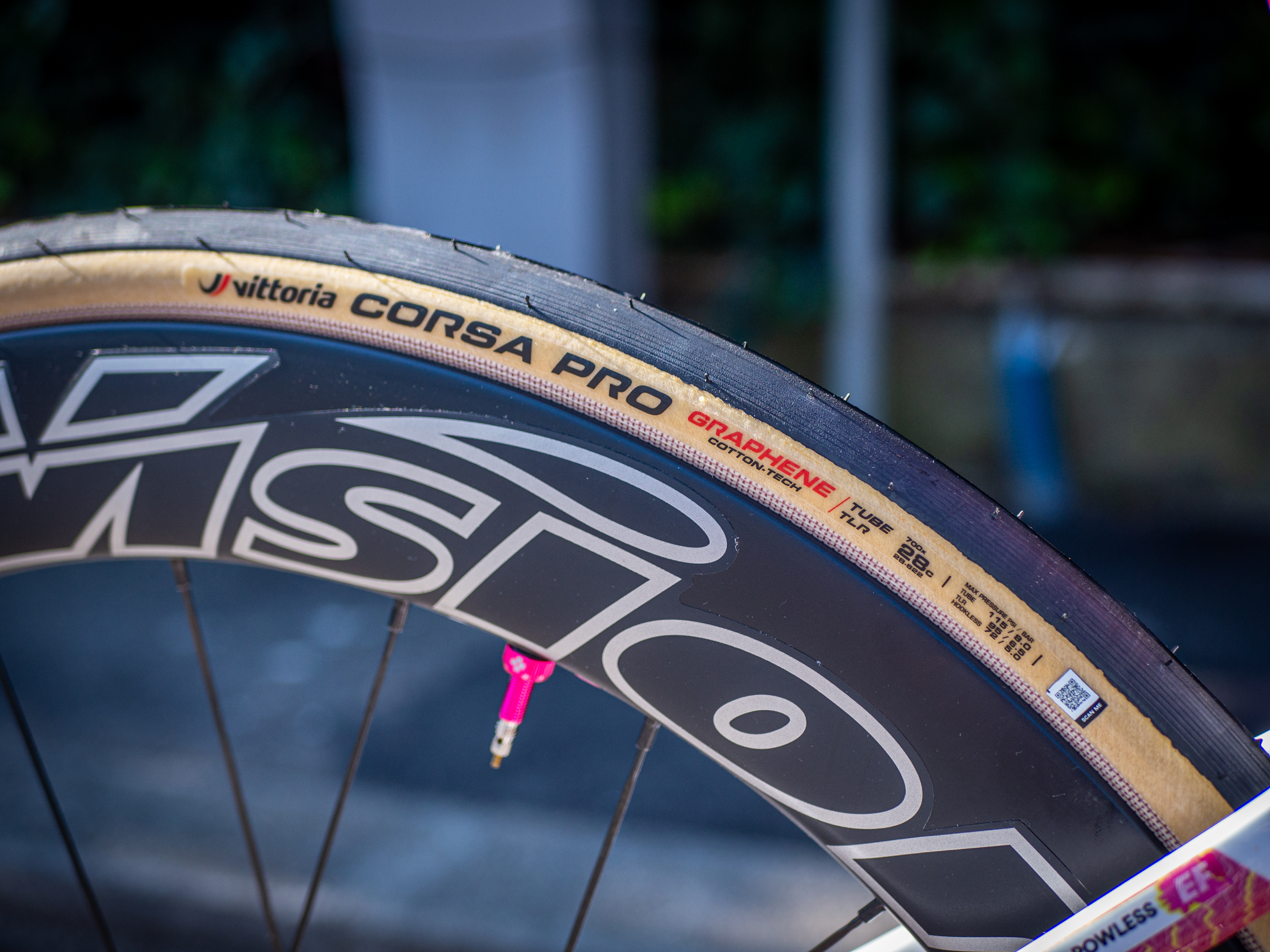 28mm Vittoria Corsa Pro tyres are mounted to Vision Metron 60 SL wheels.