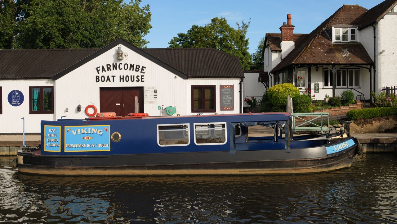 Panasonic Lumix L10 image gallery: a canal boat moored in front of a boat house