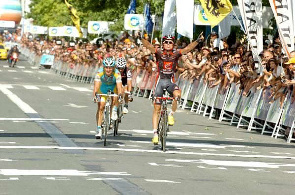 Luis Le&oacute;n S&aacute;nchez (Caisse d'Epargne) bested Vinokourov and Sastre in a three-man sprint.