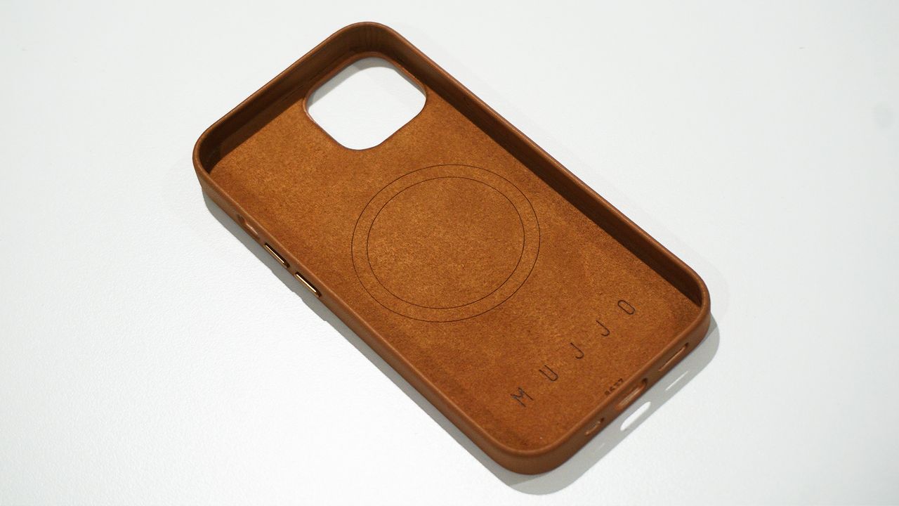 Mujjo iPhone 15 Full Leather lining