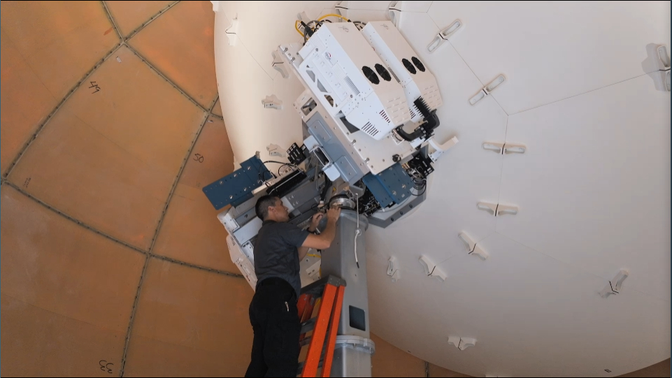  Сотрудник Apple и Globalstar возится с наземной спутниковой станцией в США