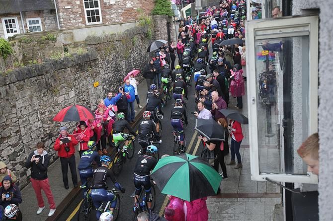 The peloton ride through the rain on stage 3 of the Giro