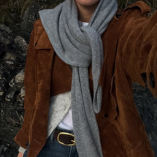 Inlfuencer wearing a triangle scarf