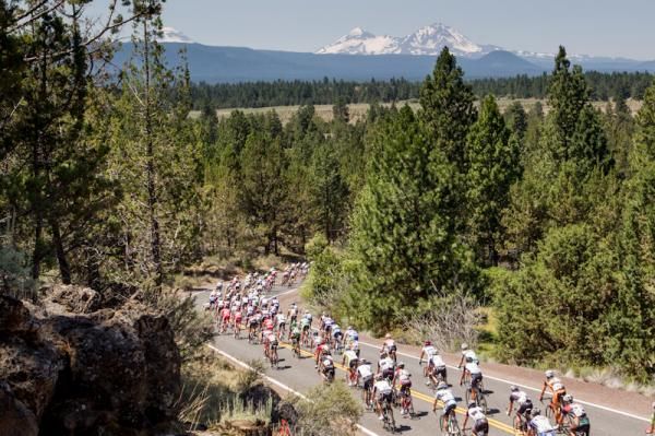 The men head out onto the last lap.