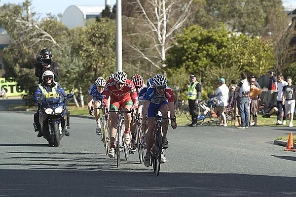 The lead group had opened up a small gap on the peloton and looked to have their measure in the final laps.
