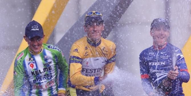 &Aacute;ngel Casero celebrates his 2001 Vuelta win with champagne