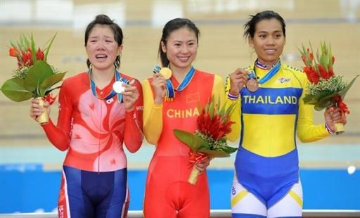 Women's points race podium (l-r): an injured Wan Yiu Wong (Hong Kong, China), 2nd; Xin Liu (People's Republic of China), 1st; Chanpeng Nontasin (Thailand), 3rd.
