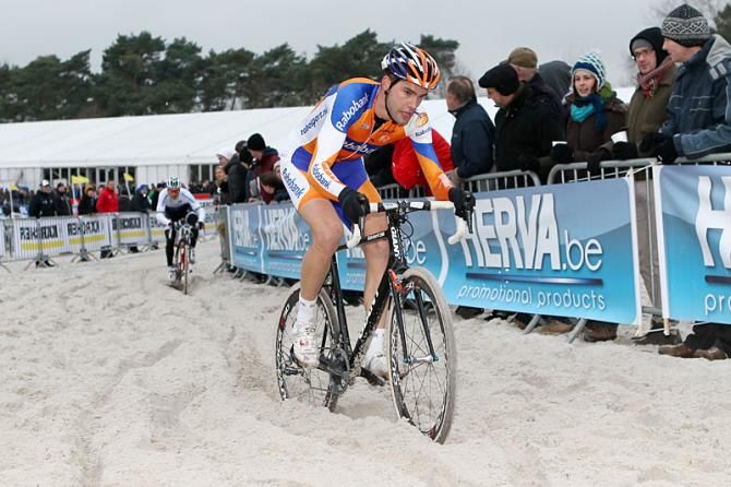 Maarten Wynants powers through the sand.