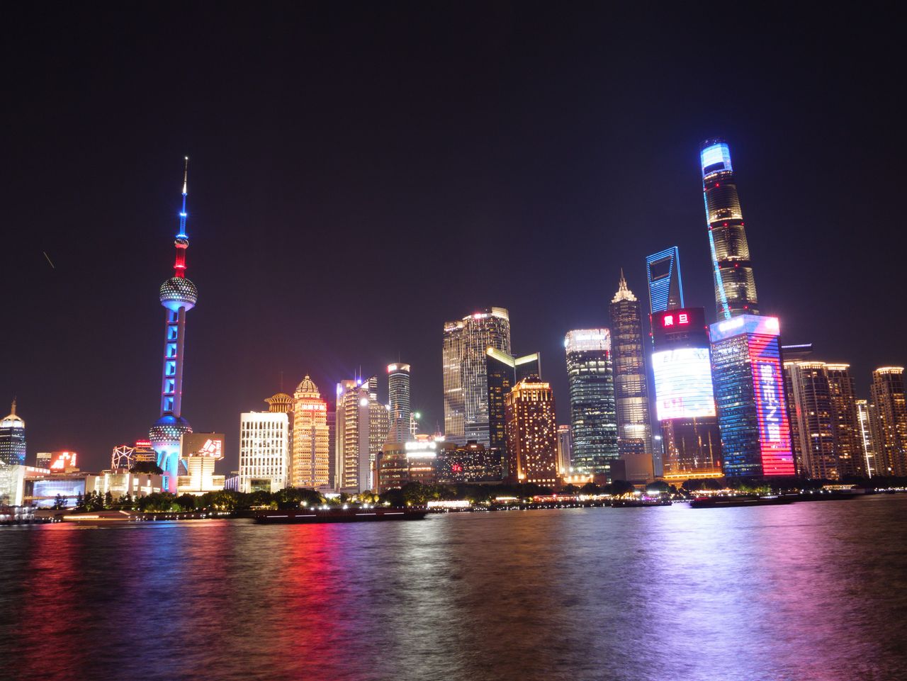 Panasonic Lumix L10 sample gallery: Famed Bund skyline in Shanghai, China, at night