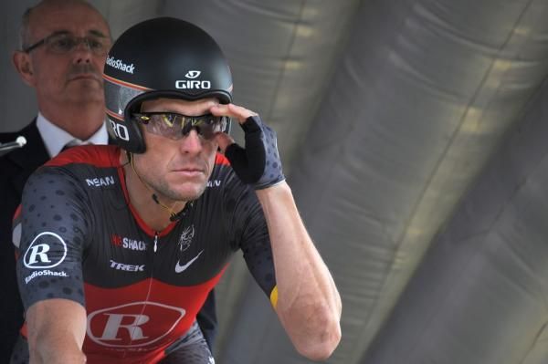 Lance Armstrong (RadioShack) adjusts his glasses before the start