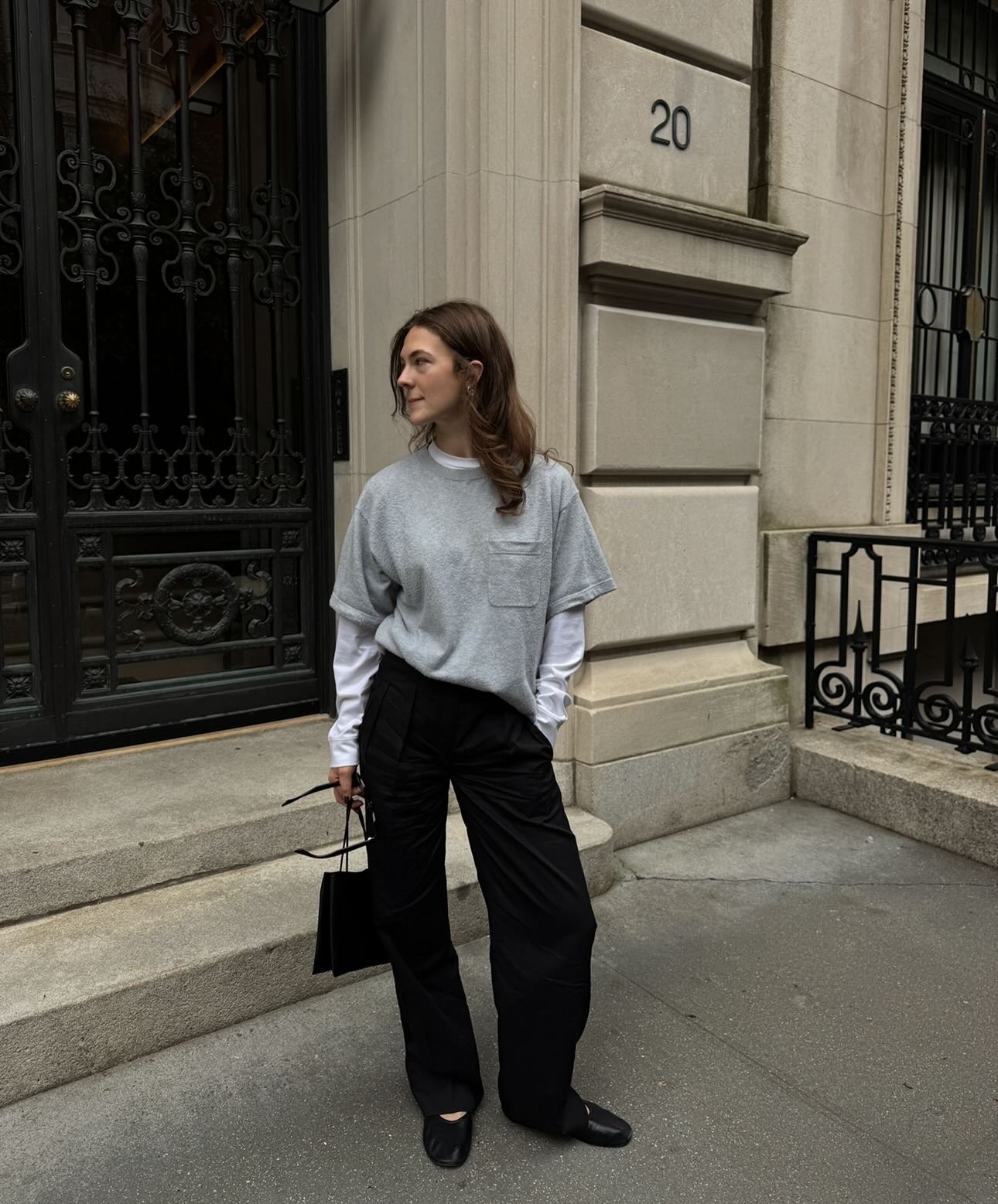 Woman wearing a lazy summer layering outfit idea.