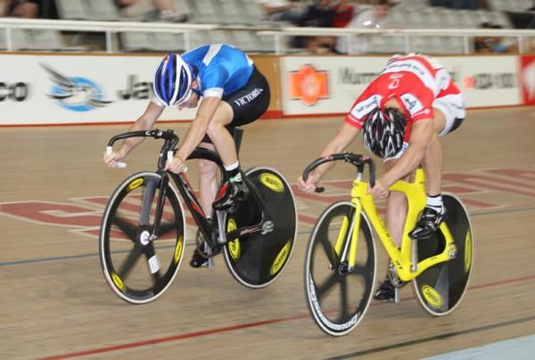 Maddison Hammond (VIC) throws his bike to best Matthew Glaetzer (SA)