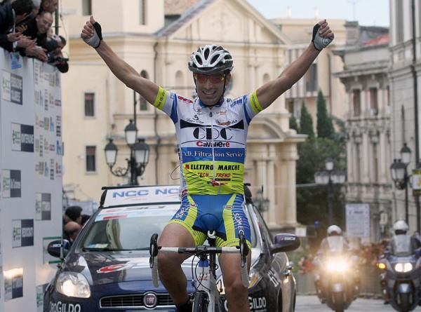 Giuseppe Muraglia (CDC Cavaliere) celebrates his victory in Catanzaro.