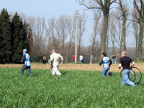 Discovery Channel helpers take to the fields at the top of Foreest (km 206)