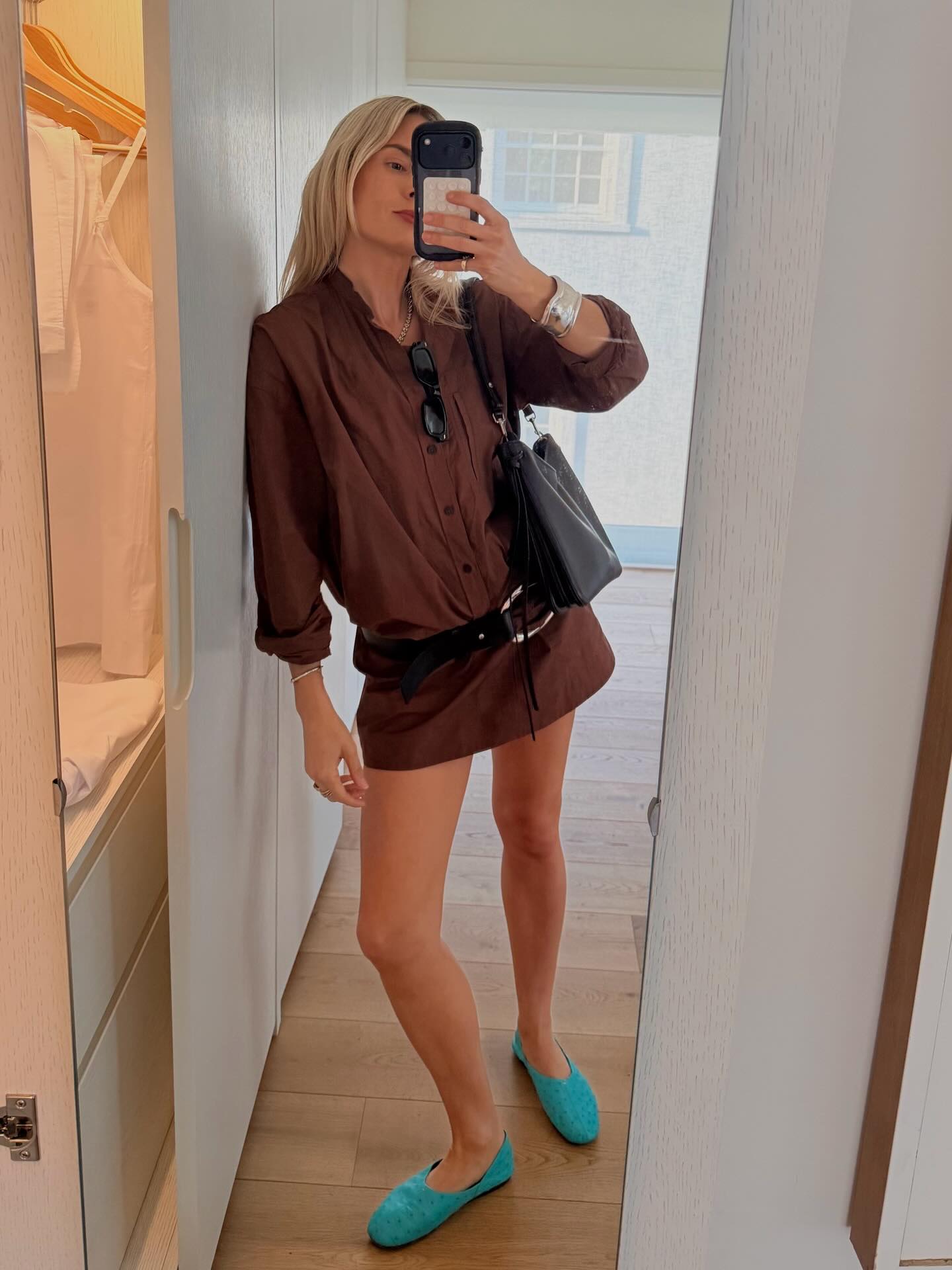 A woman wearing non-black ballet flats outfit summer 2026.