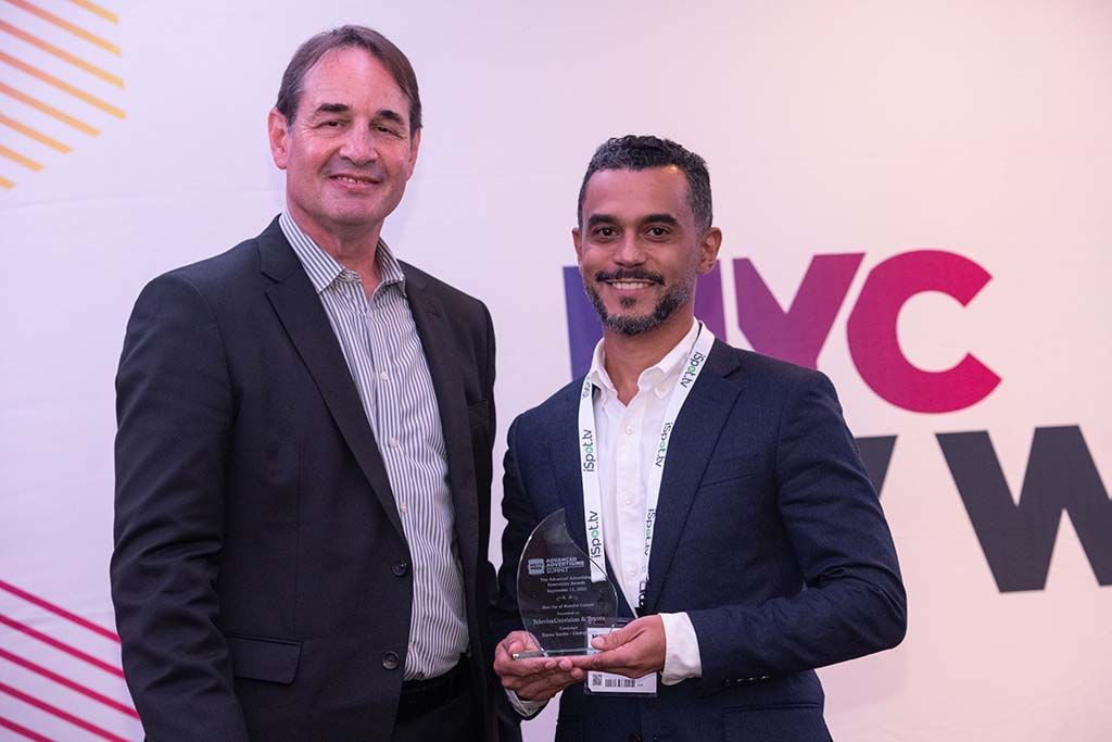 &lsquo;B+C Multichannel News&rsquo; business editor Jon Lafayette presents an Advanced Advertising Innovation Award for Best Use of Branded Content to TelevisaUnivision&rsquo;s Oneil Vargas-Estevez.