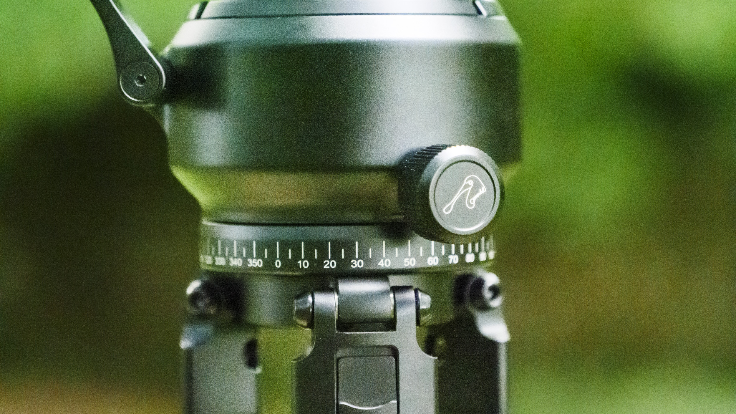 Heipi 3-in-1 Travel Tripod W28S panning lock closeup