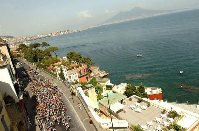Giro d'Italia peloton in Naples