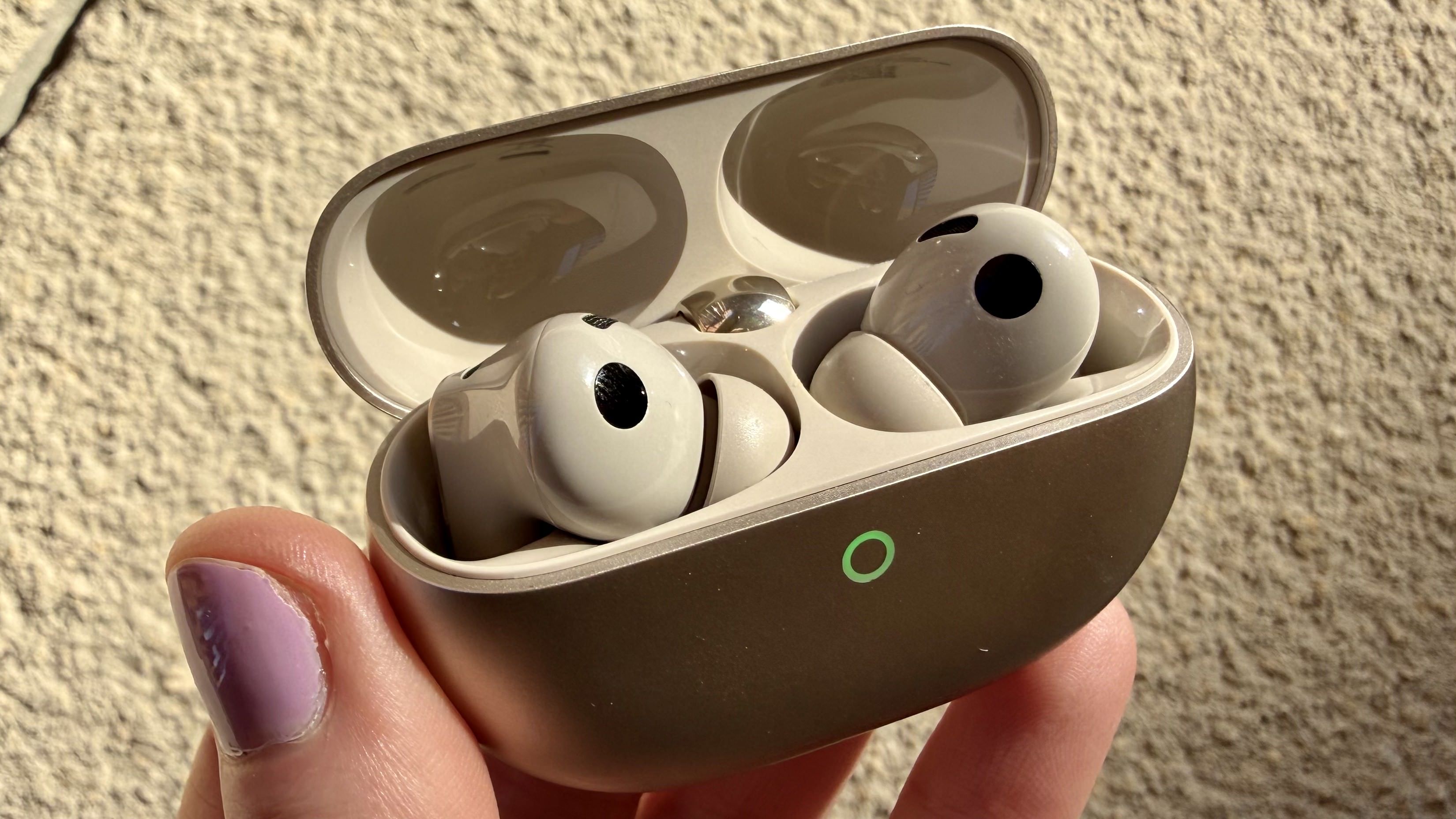 Someone holding the huawei freebuds pro 5 in their charging case