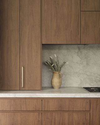 A kitchen with seamless handles