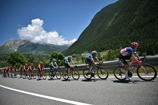 2024 Tour de France: the peloton on the Sestrieres climb