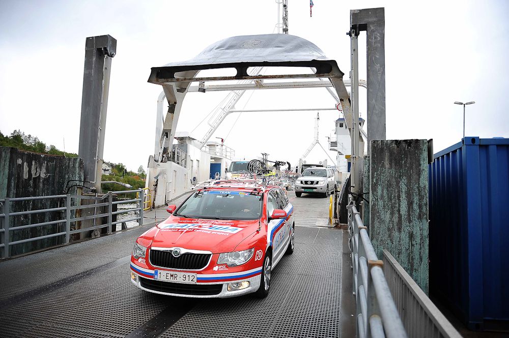 The caravan crosses a bridge at Tour des Fjords.