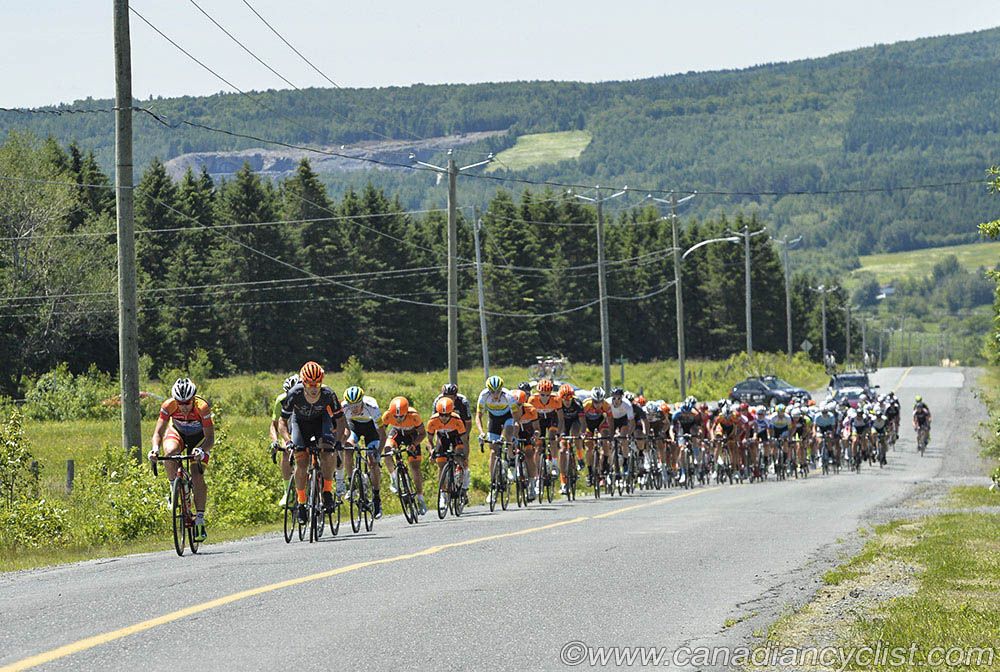 Peloton all together after neutral start