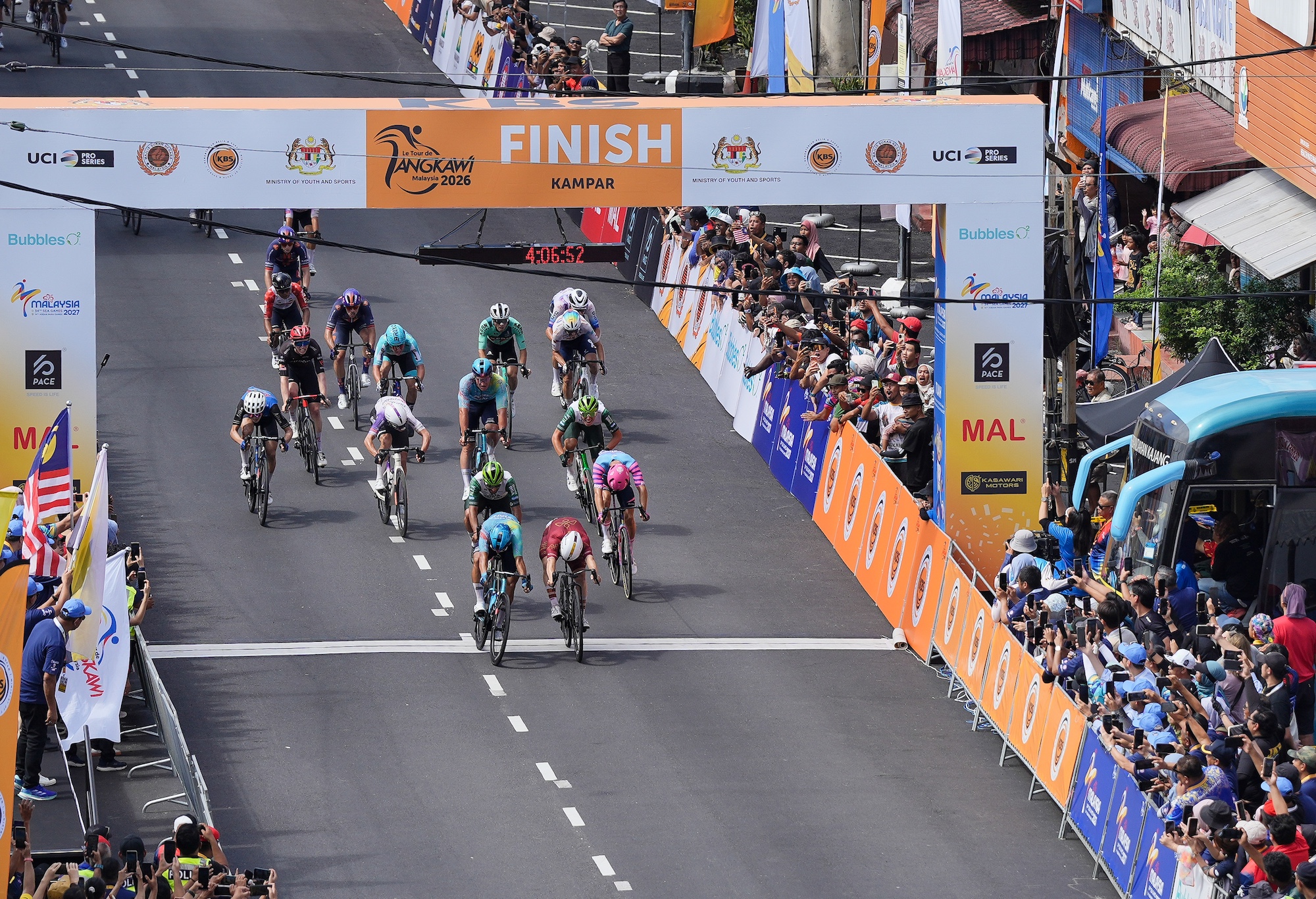 Matteo Malucelli reasserts Le Tour de Langkawi sprint power with stage 1 victory in photo finish with Riley Pickrell