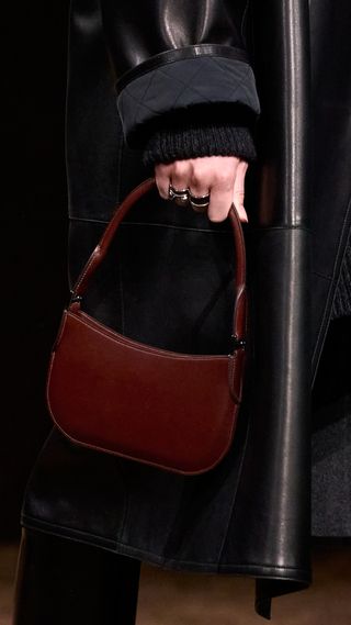 Imagem detalhada de uma bolsa de Pochette Vermelho na pista Hermes outono/inverno 2025