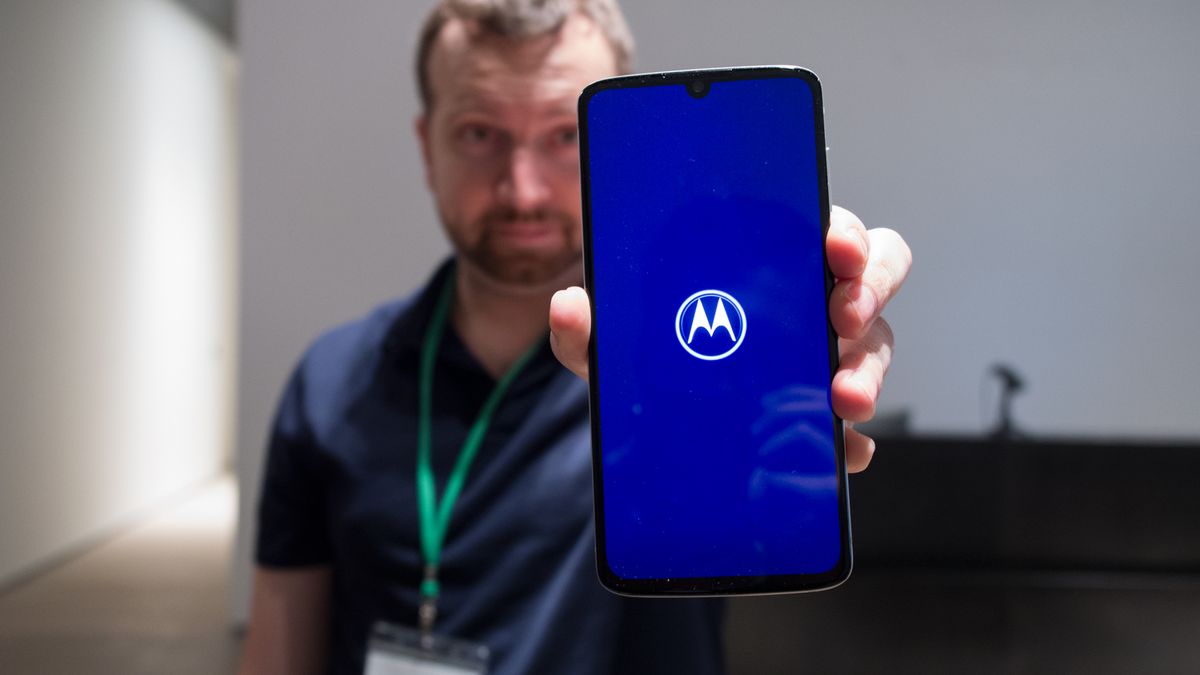 قد يبدأ Moto Edge Plus قصة عودة Motorola في 22 أبريل 202