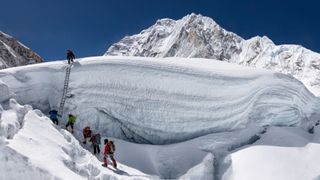 登山者在珠穆朗玛峰