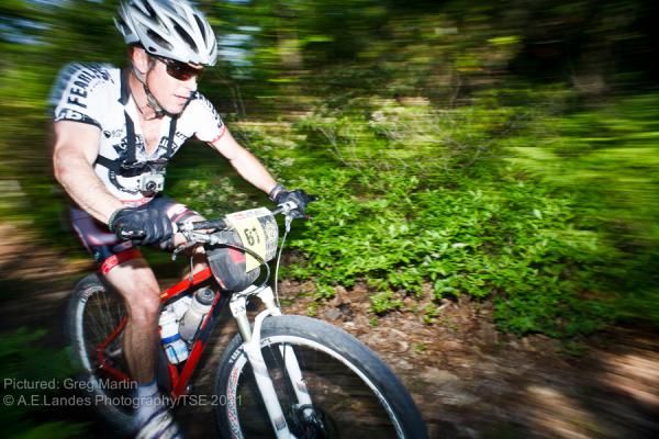 2010 SS champ Greg Martin (Club Ride Apparel) rides with the world's widest bars