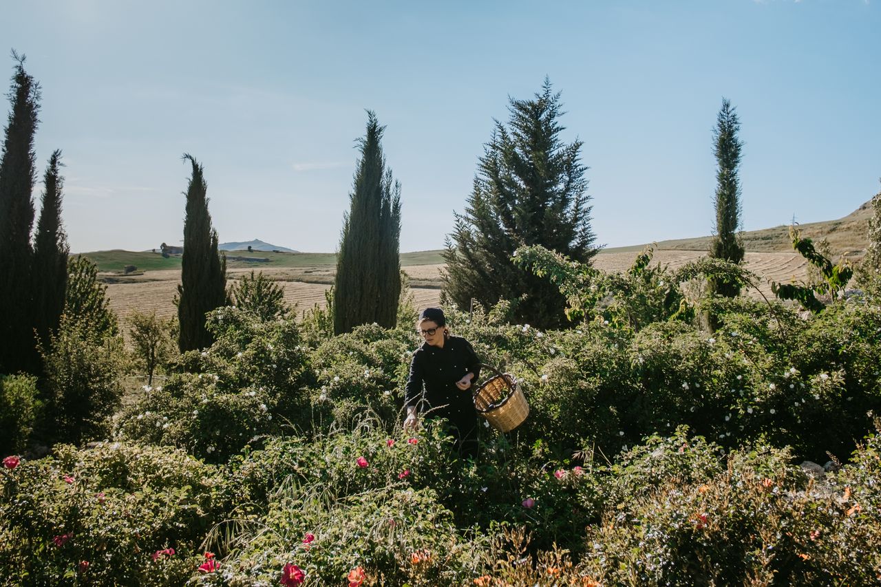 A modern farmhouse immersed in the goldeny vegetation of Sicily at the peak of summer pairs sprawling vegetation with a rustic-chic interior look.