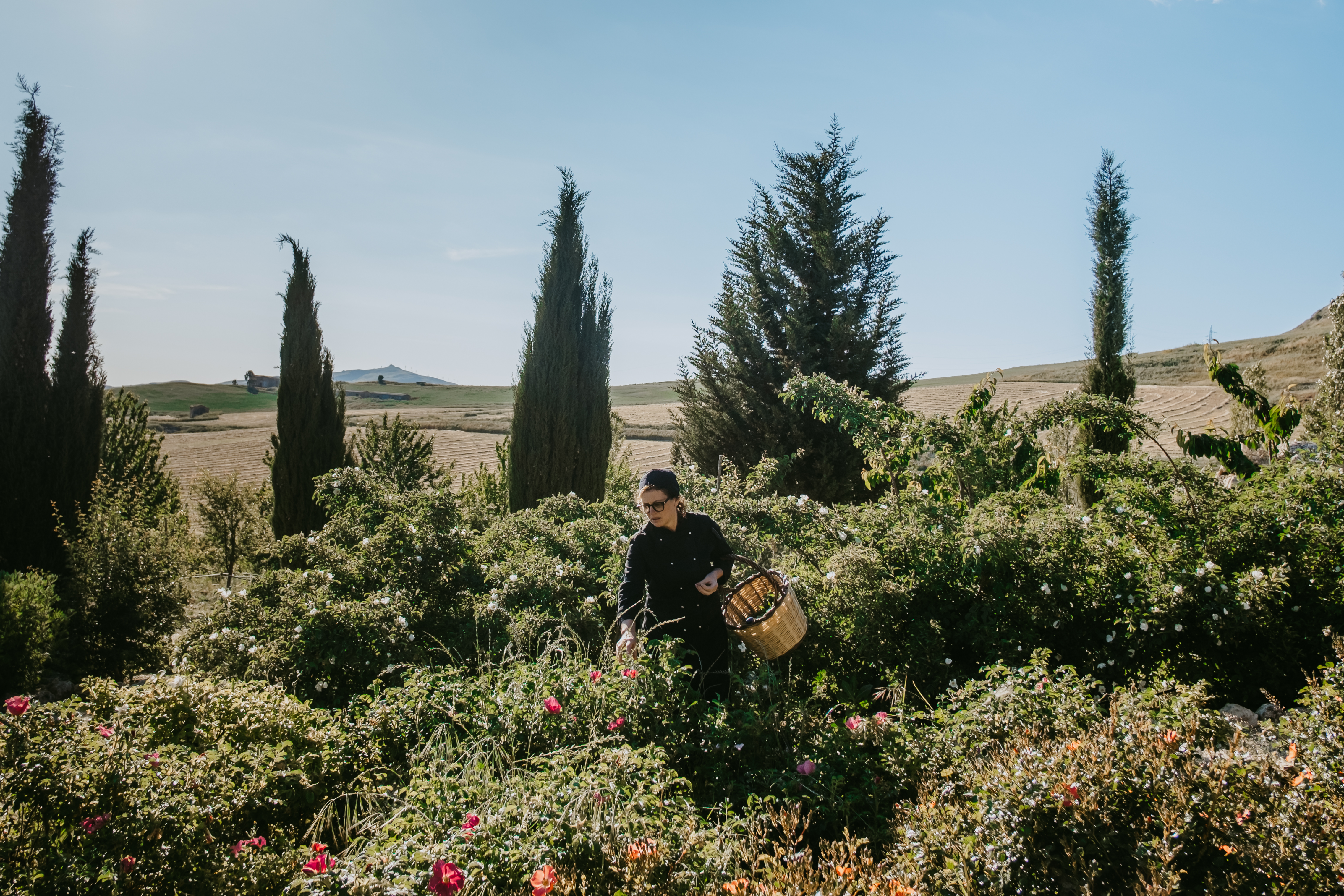 A modern farmhouse immersed in the goldeny vegetation of Sicily at the peak of summer pairs sprawling vegetation with a rustic-chic interior look.