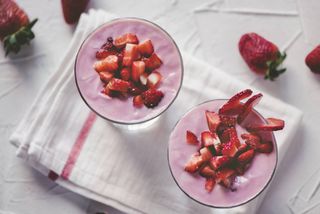 Low calorie breakfast: Mixed berry yogurt smoothie