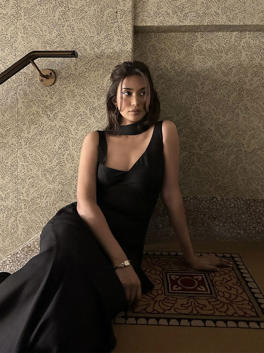Mishti Rahman poses with wavy hair and face-framing strands