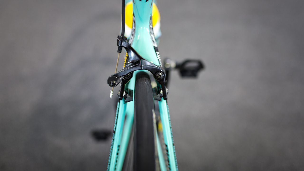The Bianchi frame features Shimano Dura-Ace R9100 series direct mount brakes front and rear