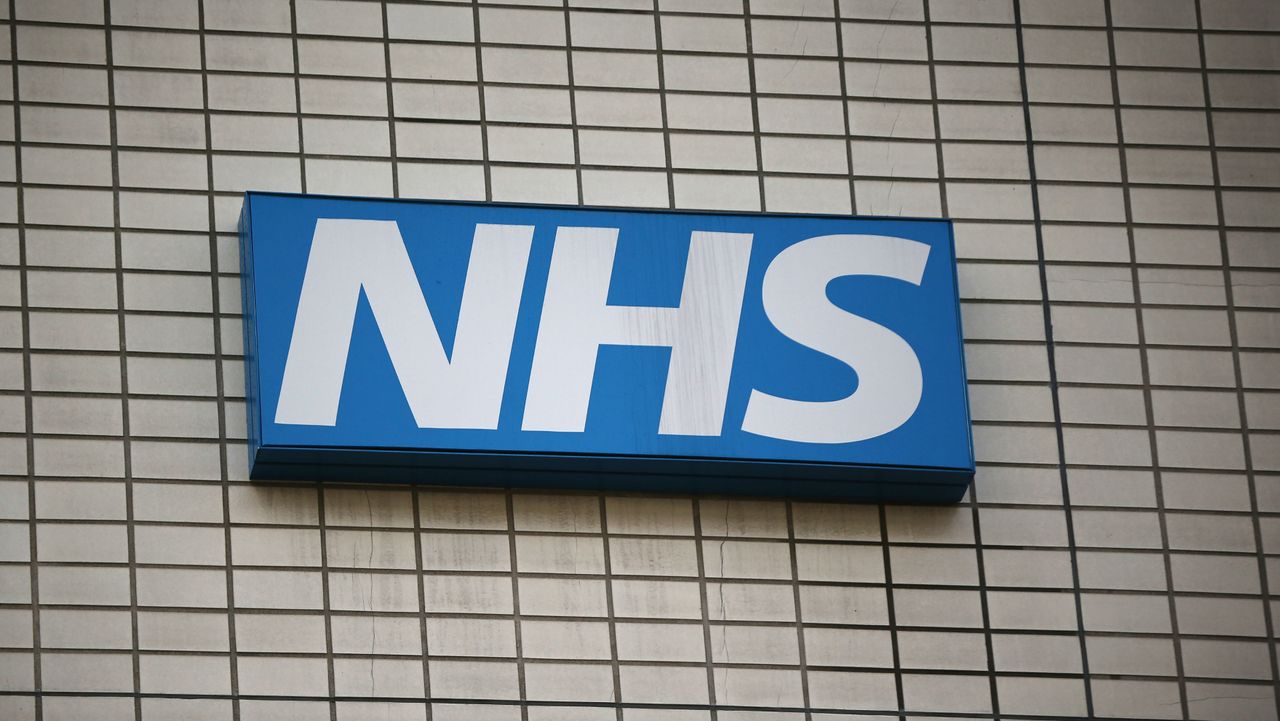 NHS sign outside St Thomas&amp;#039;s hospital in London