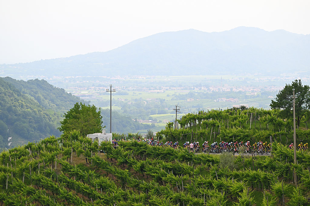 Giro d'Italia stage 18 LIVE: Will the sprinters survive the last 'muro' climb?