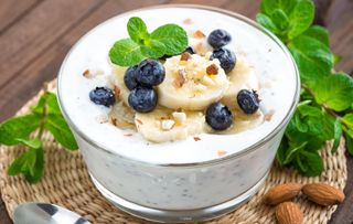 Yoghurt with almonds and fruit