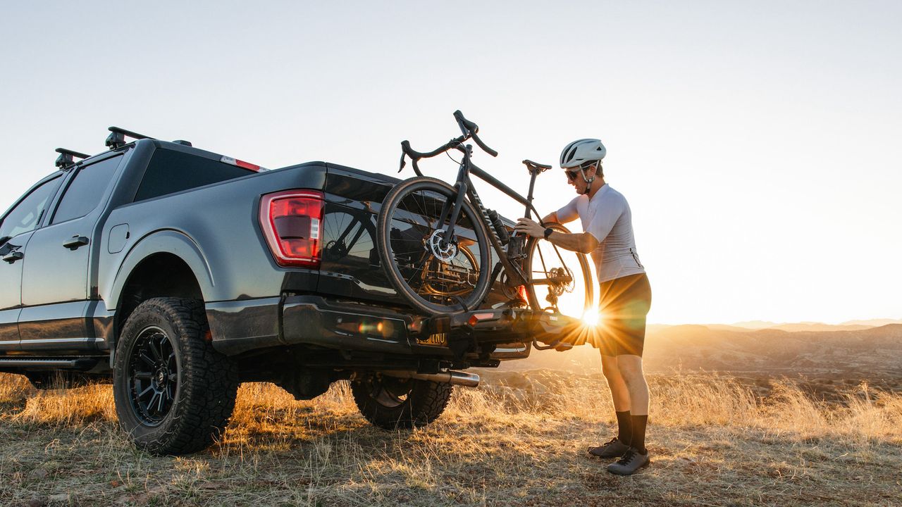 Spencer Rathkamp loading his bike onto the Thule Epos