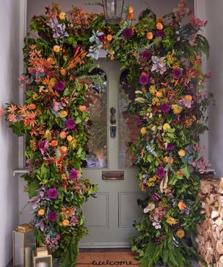 Wreath arch full covered in flowers