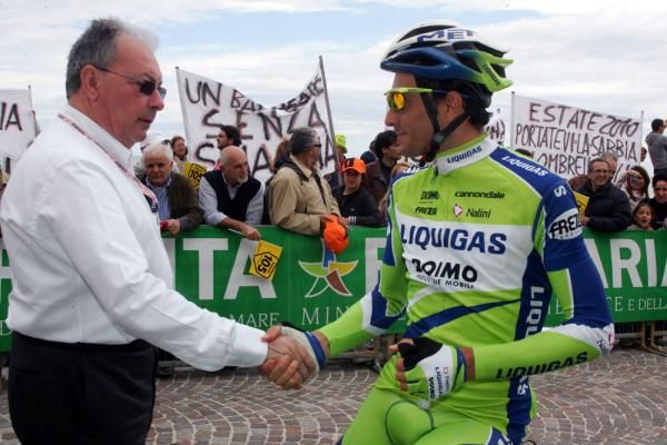 Giro director Angelo Zomegnan greets Ivan Basso (Liquigas-Doimo) at the start